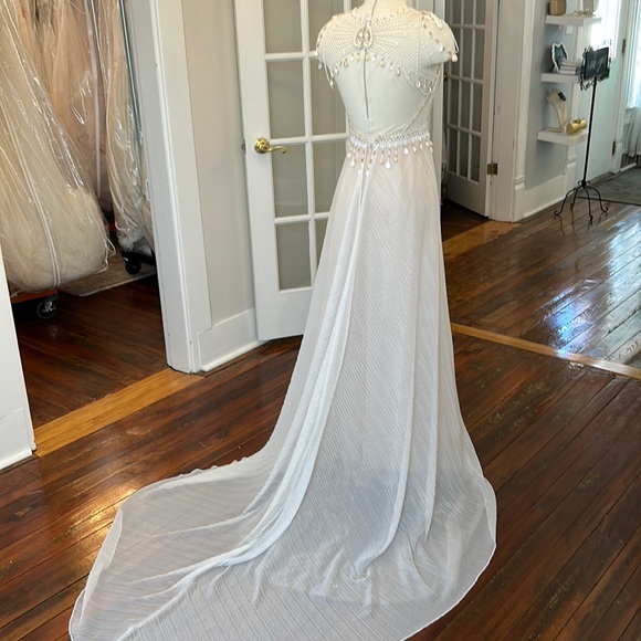 Soft, flowing knife pleated Boho bridal gown by Chic Nostalgia, size 2 NWT - Picture 2 of 9